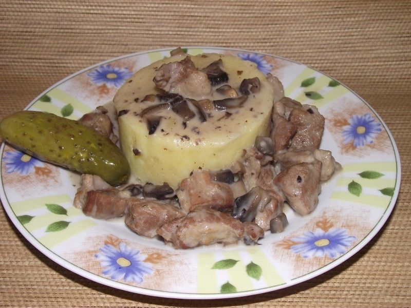 Wieprzowina w sosie pieczarkowo śmietanowym  Wieprzowina w sosie pieczarkowo śmietanowym