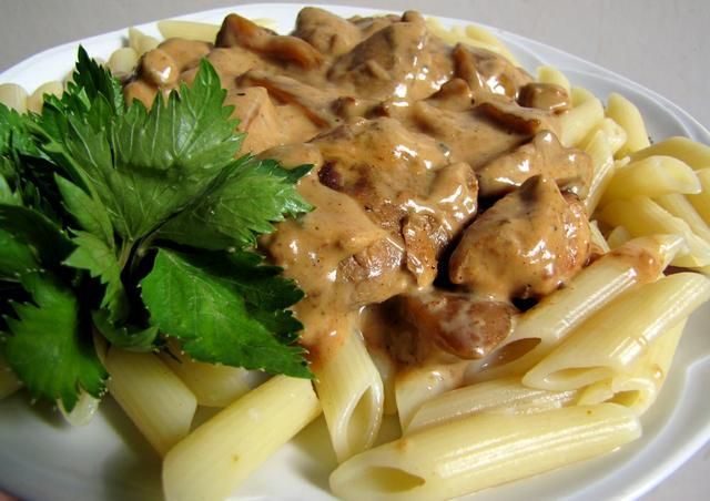 Wieprzowina w sosie pieprzowym i makaron