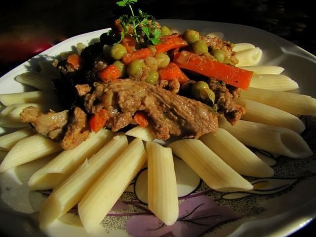 Wieprzowina z warzywami i makaronem penn
