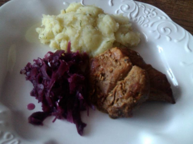 Wieprzowina zapiekana z płatkami pomidorów 