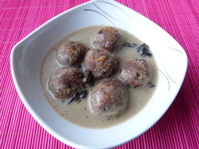 Wieprzowo-wołowe klopsy w sosie grzybowym