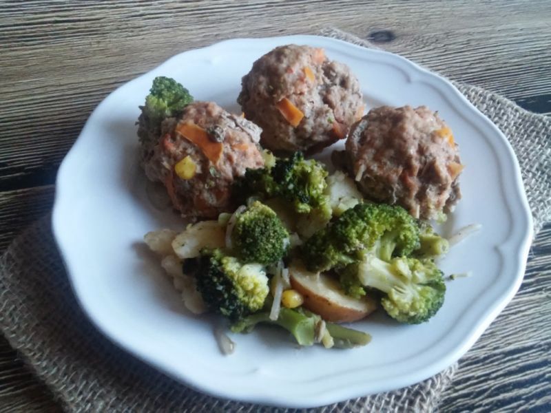 Wieprzowo wołowe kule z warzywami - danie na parze