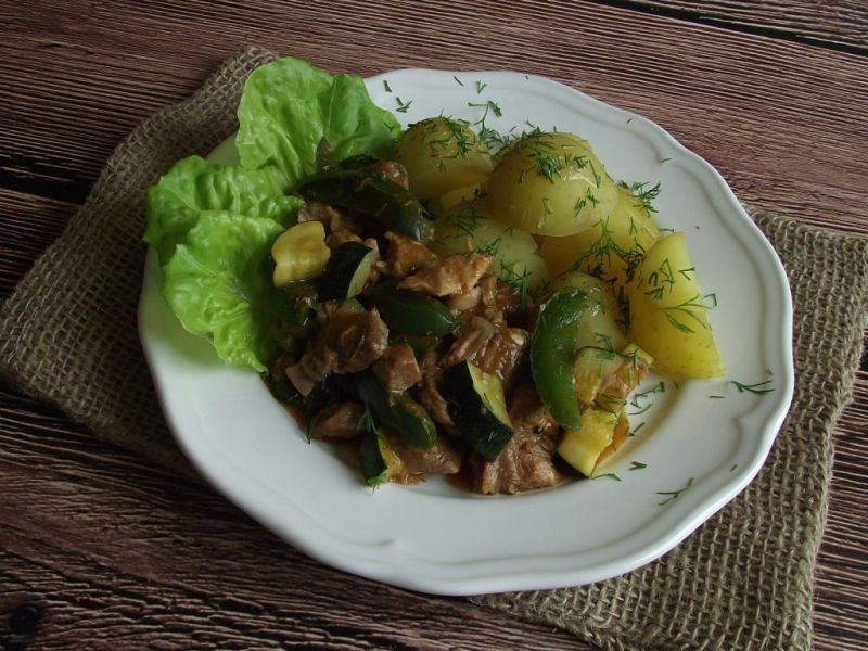 Wieprzowy gulasz z cukinią i zieloną papryką