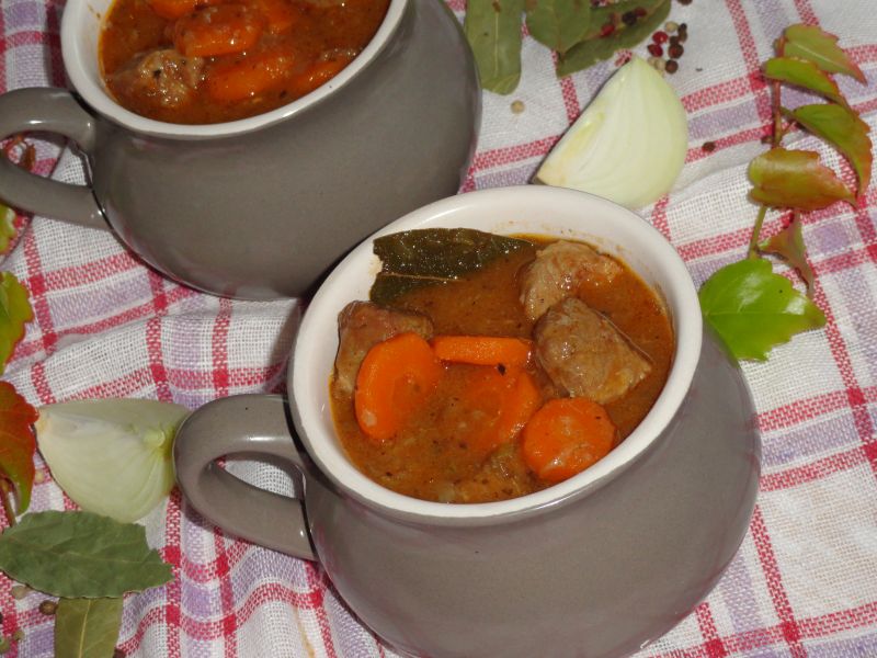 Wieprzowy gulasz z marchewką