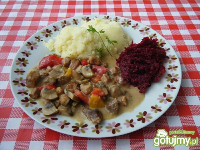 Wieprzowy gulasz z papryką i pieczarkami
