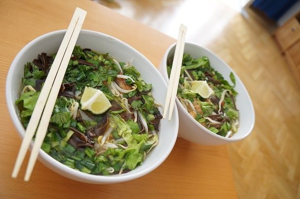 Wietnamska zupa Pho z karpiem Wietnamska zupa Pho z karpiem