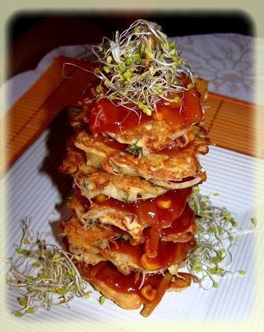 Wieża chińska z placków ryżowych. Wieża chińska z placków ryżowych.