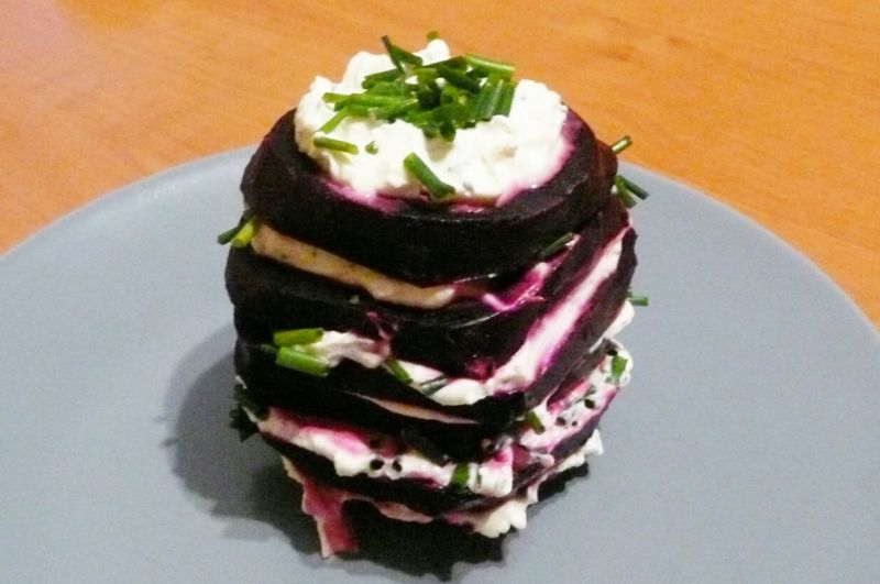 Wieżyczka z buraka z serkiem czosnkowym Wieżyczka z buraka z serkiem czosnkowym