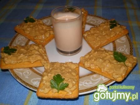 Wieżyczki z krakersów i pasty orzechowej