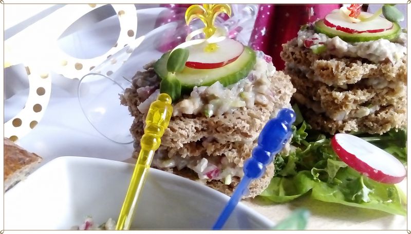 Wieżyczki z pastą śledziową z warzywami i kiełkami