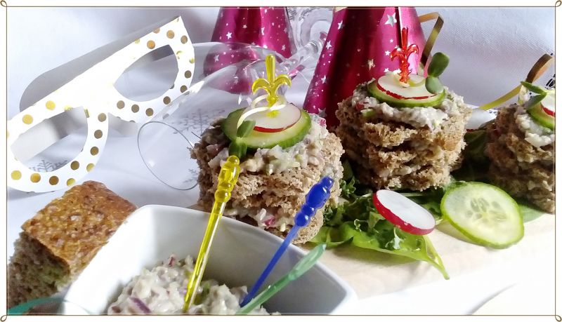 Wieżyczki z pastą śledziową z warzywami i kiełkami
