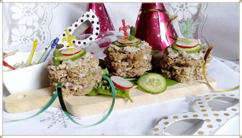 Wieżyczki z pastą śledziową z warzywami i kiełkami