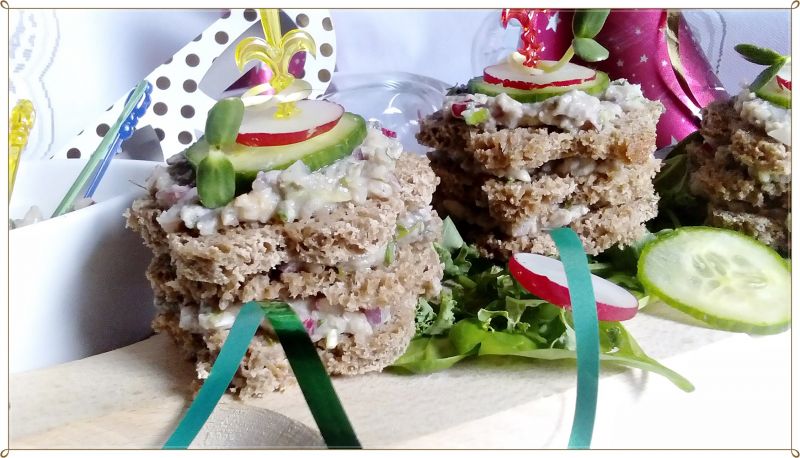 Wieżyczki z pastą śledziową z warzywami i kiełkami