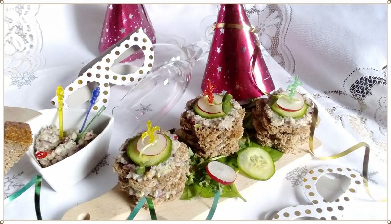 Wieżyczki z pastą śledziową z warzywami i kiełkami