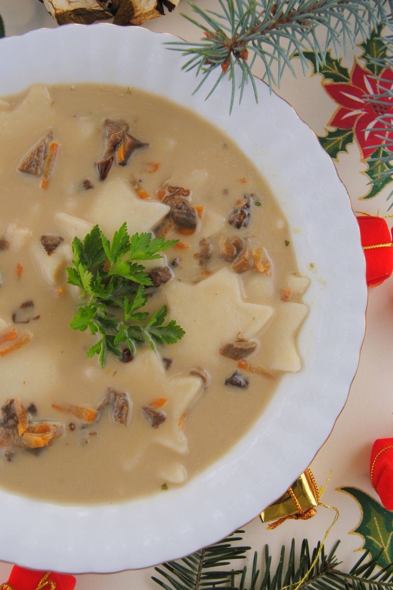 Wigilijna zupa grzybowa z gwiazdkami