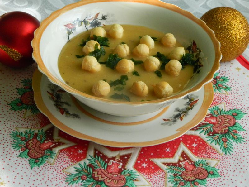 Wigilijna zupa krem z grochu łuskanego