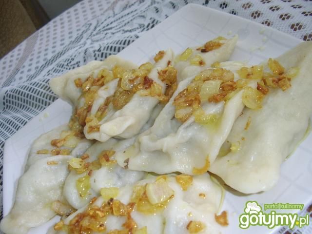 Wigilijne pierogi z kapustą i grzynami