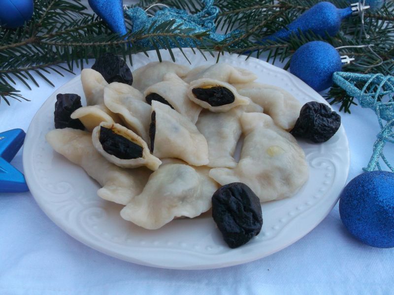 Wigilijne pierogi z suszoną śliwką Wigilijne pierogi z suszoną śliwką