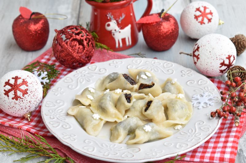 Wigilijne pierogi z suszoną śliwką Wigilijne pierogi z suszoną śliwką