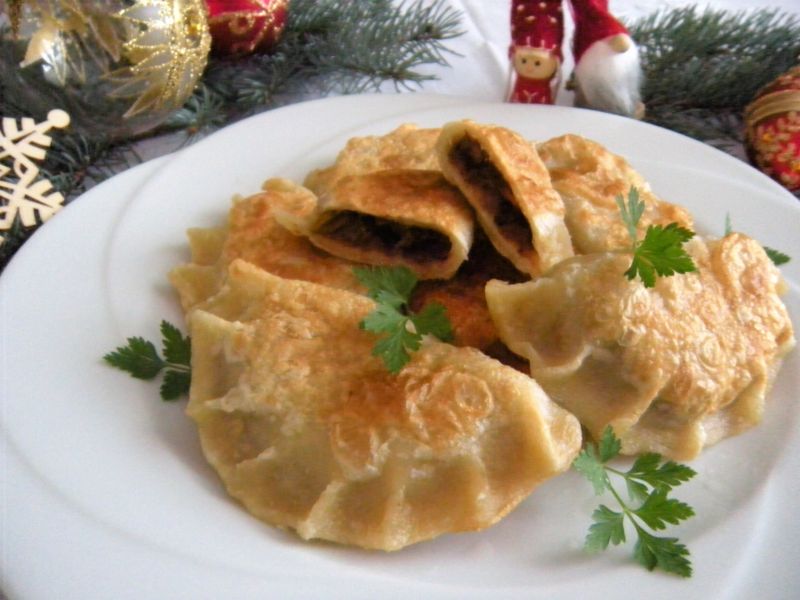 Wigilijne pierogi ze słodką  kapustą i grzybami