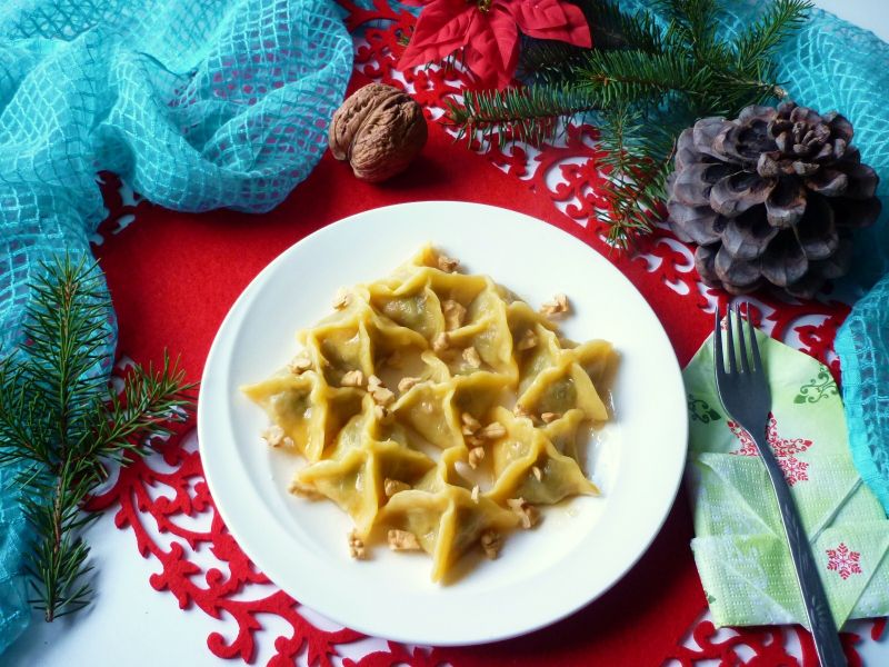 Wigilijne pierożki z suszonymi śliwkami