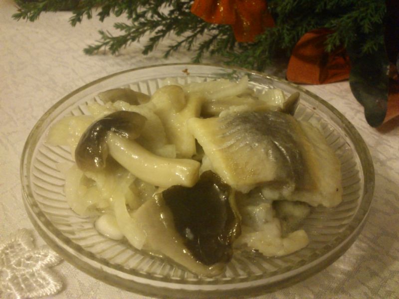 Wigilijne śledzie z marynowanymi gąskami