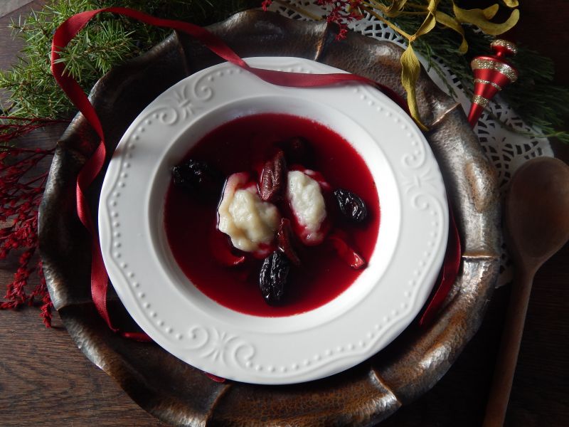 Wigilijny barszcz z wędzoną śliwką
