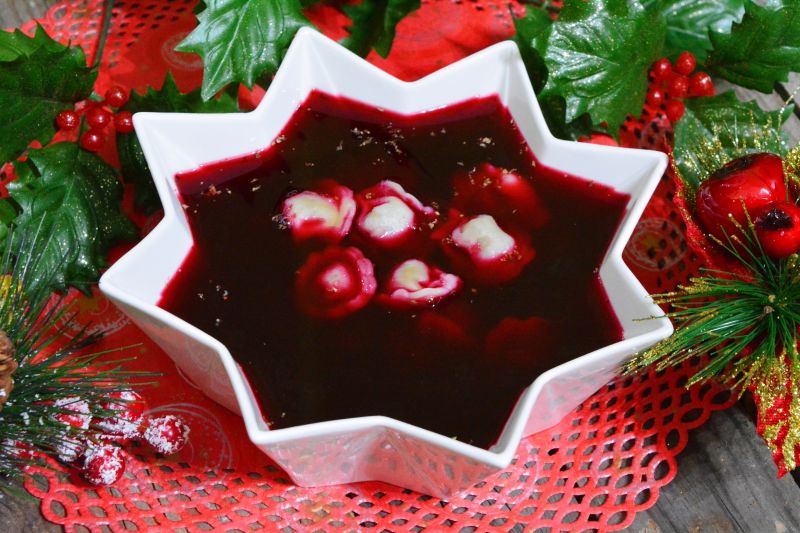 Wigilijny czerwony barszcz z uszkami Wigilijny czerwony barszcz z uszkami