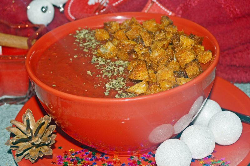 Wigilijny krem z buraka z paprykowymi grzankami Wigilijny krem z buraka z paprykowymi grzankami