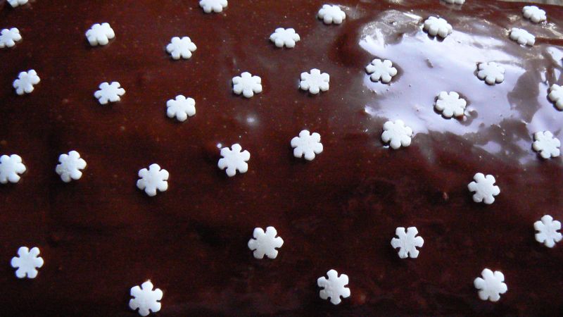Wilgotne ciasto czekoladowe z marcepanem