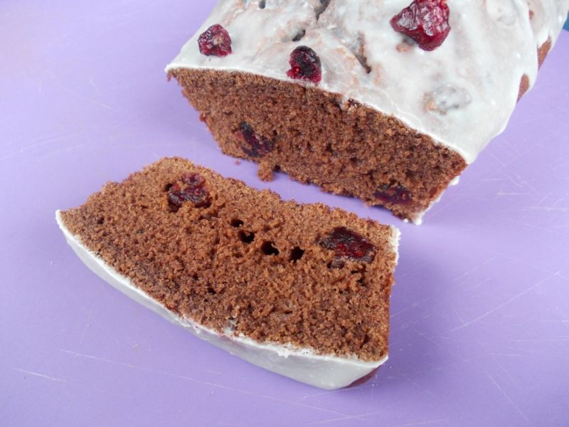 Wilgotne ciasto kakaowo-rumowe z żurawiną