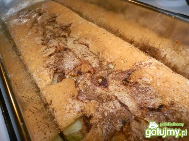 Wilgotne ciasto z rabarbarem i truskawka