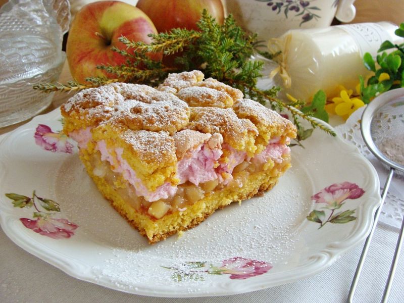 Winna szarlotka z różową pianką 