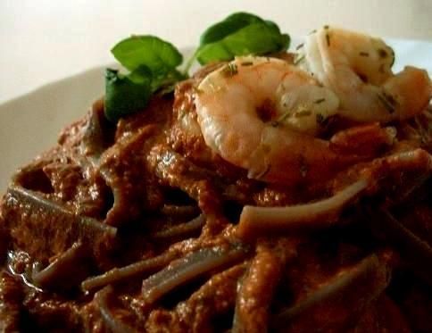 Winne tagliatelle z krewetkami i pastą Winne tagliatelle z krewetkami i pastą