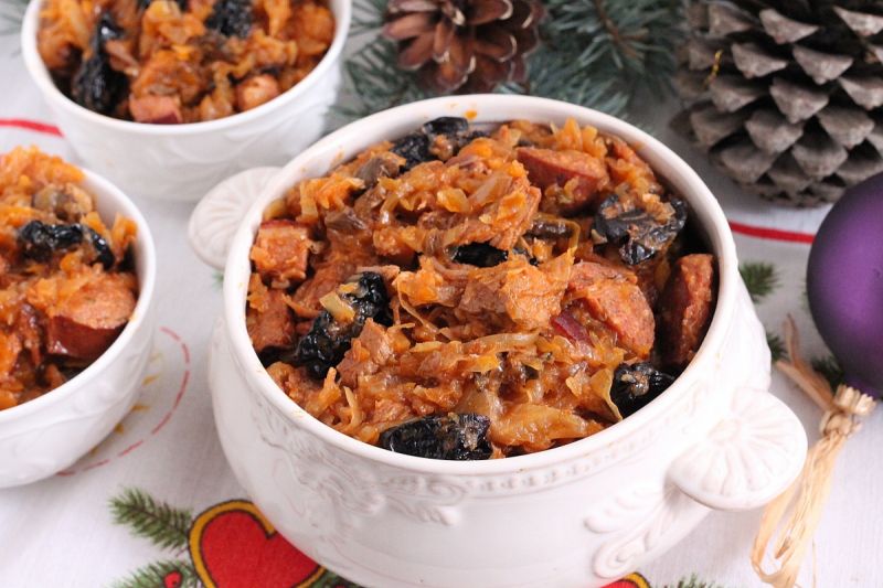 Winny bigos z suszonymi śliwkami Winny bigos z suszonymi śliwkami