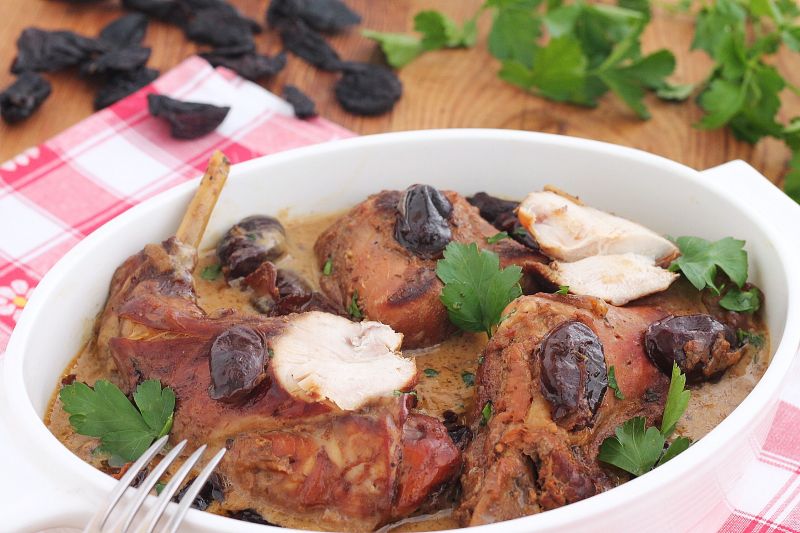 Winny królik ze śliwkami