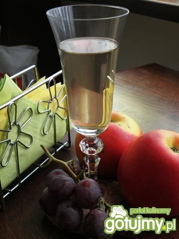 Wino gronowe działkowiczki. Wino gronowe działkowiczki.