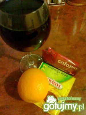 Wino grzane z pomarańczą i goździkami
