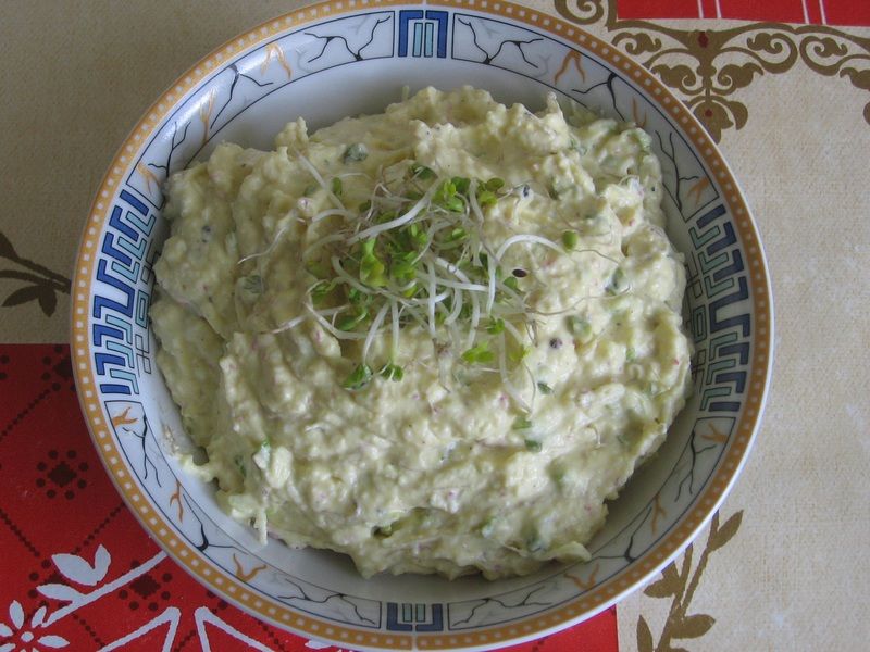 Wiosenna pasta jajeczna z rzodkiewką i kiełkami Wiosenna pasta jajeczna z rzodkiewką i kiełkami