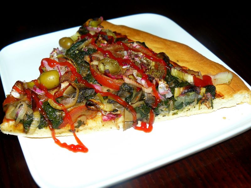 Wiosenna Pizza ze szpinakiem i pieczarkami