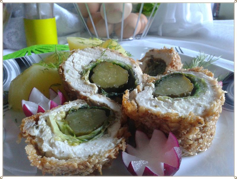 Wiosenna roladka z sałatą i ogórkiem kiszonym Wiosenna roladka z sałatą i ogórkiem kiszonym