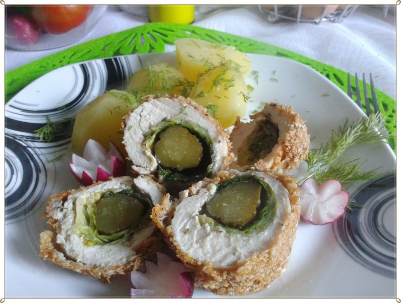 Wiosenna roladka z sałatą i ogórkiem kiszonym Wiosenna roladka z sałatą i ogórkiem kiszonym