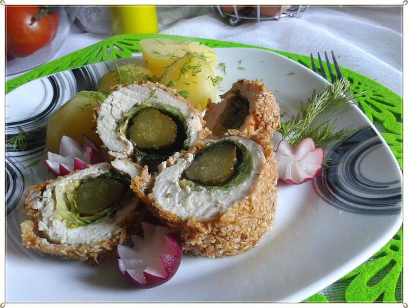 Wiosenna roladka z sałatą i ogórkiem kiszonym Wiosenna roladka z sałatą i ogórkiem kiszonym