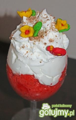 Wiosenna rozkosz z truskawkami .