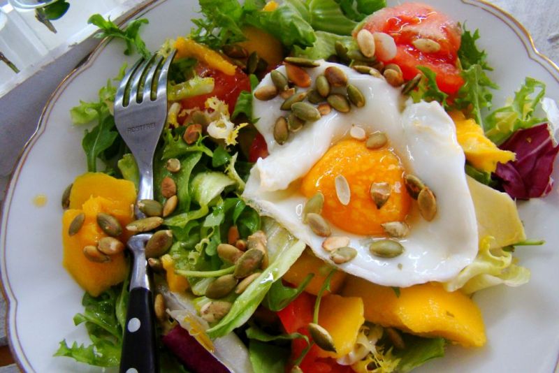 Wiosenna sałata z mango i sadzonym jajkiem Wiosenna sałata z mango i sadzonym jajkiem