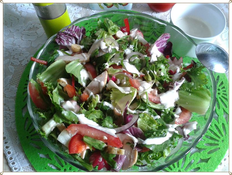 Wiosenna sałata z pieczonym kurczakiem i dressingi Wiosenna sałata z pieczonym kurczakiem i dressingi