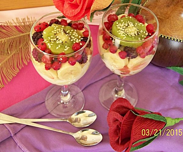 Wiosenna sałatka owocowa z jogurtem i sezamem