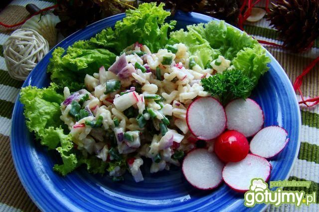 Wiosenna sałatka ryżowa z rzodkiewką 