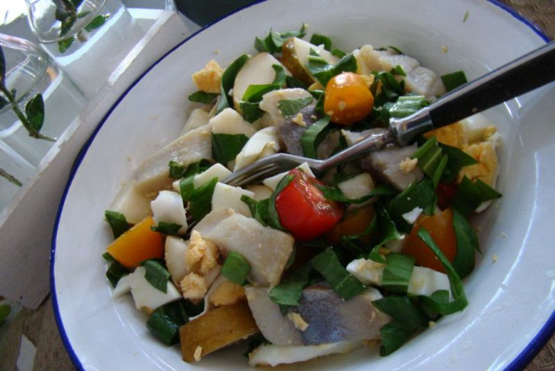 Wiosenna sałatka śledziowa z gruszka i jajkiem