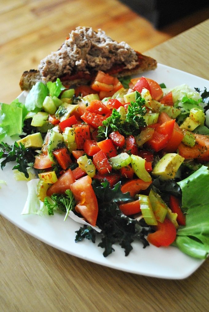 Wiosenna sałatka z awokado i selerem